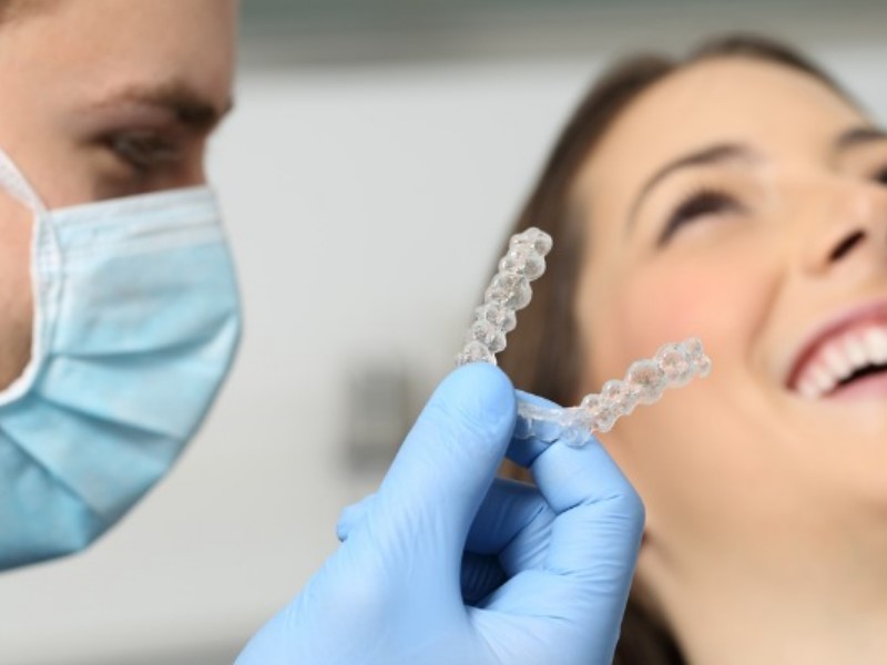 Osebni zobozdravnik priporoča namestitev zobnega aparata invisalign